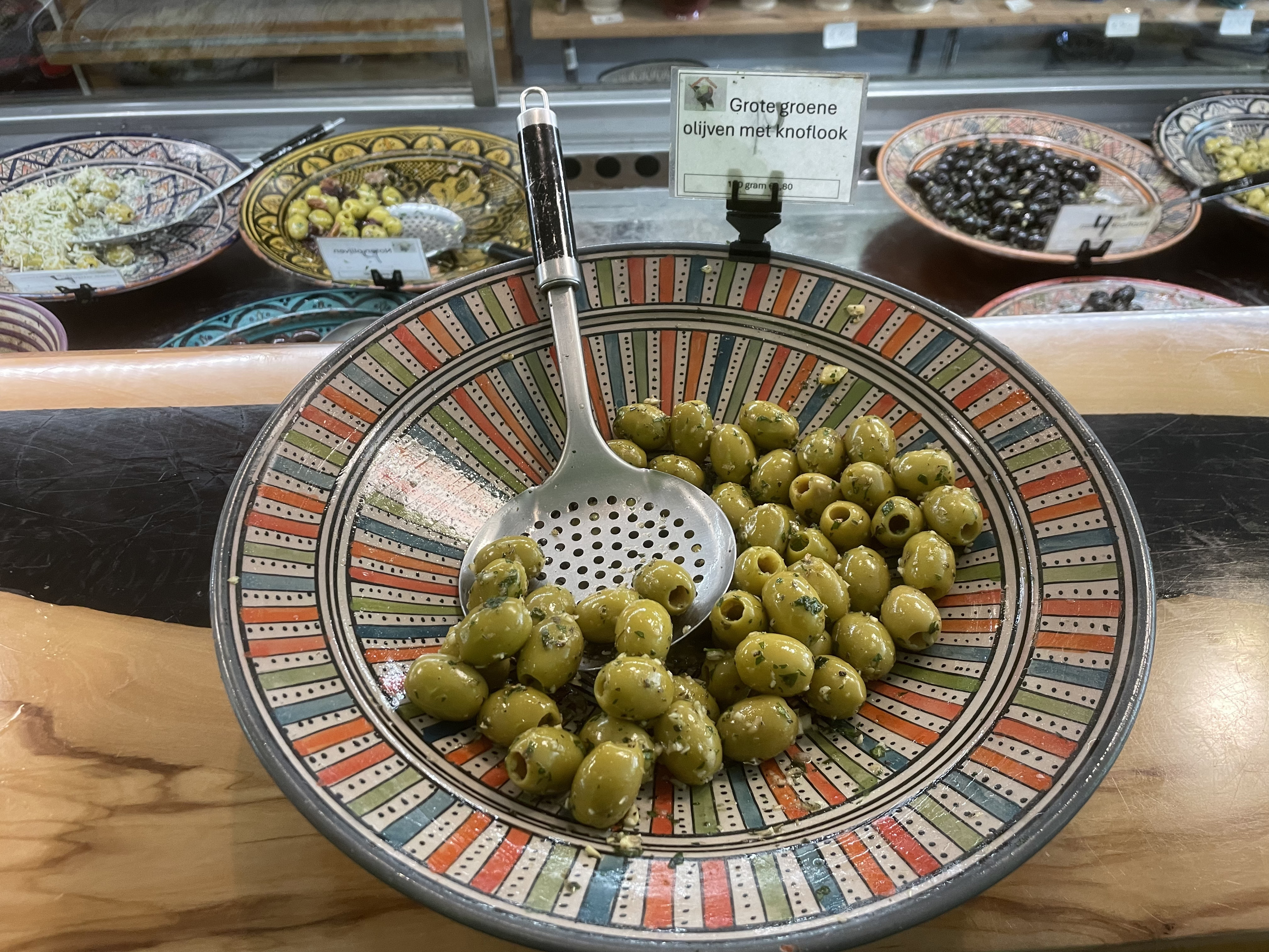 Grote groene olijven met knoflook